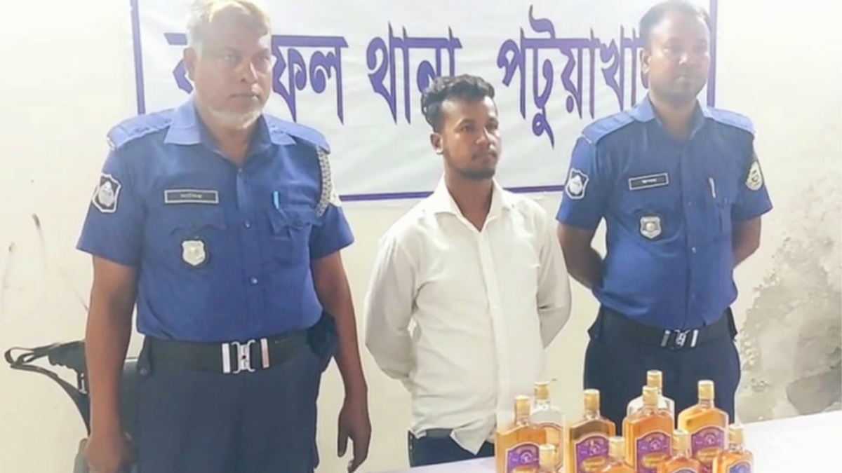 লঞ্চের যাত্রী সেজে মদ পাচার, গ্রেফতার ১