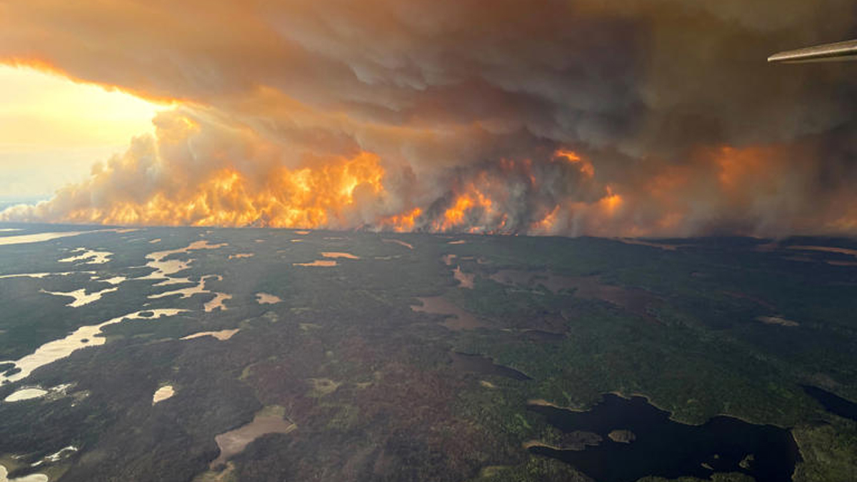 দাবানলে পুড়ছে কানাডার ২ অঞ্চল