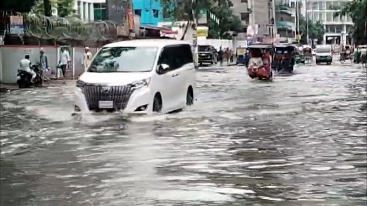 টানা বৃষ্টিতে কুমিল্লা নগরীর বিভিন্নস্থানে জলাবদ্ধতা
