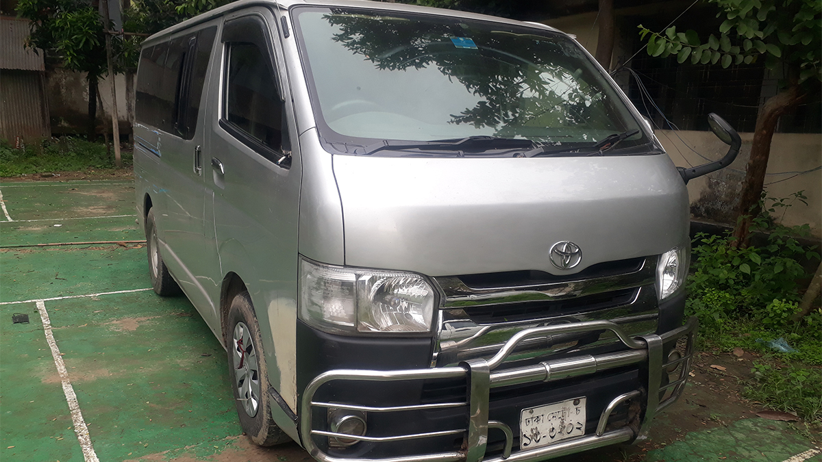 ঢাকা-টাঙ্গাইল মহাসড়কে প্রবাসীর গাড়িতে ডাকাতি