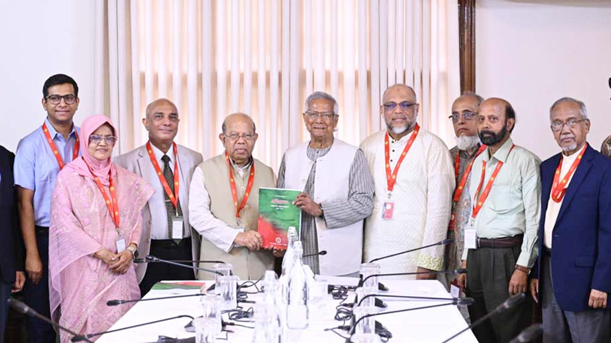 প্রধান উপদেষ্টার কাছে জমা দেয়া হলো স্বাস্থ্য সংস্কার কমিশনের প্রতিবেদন