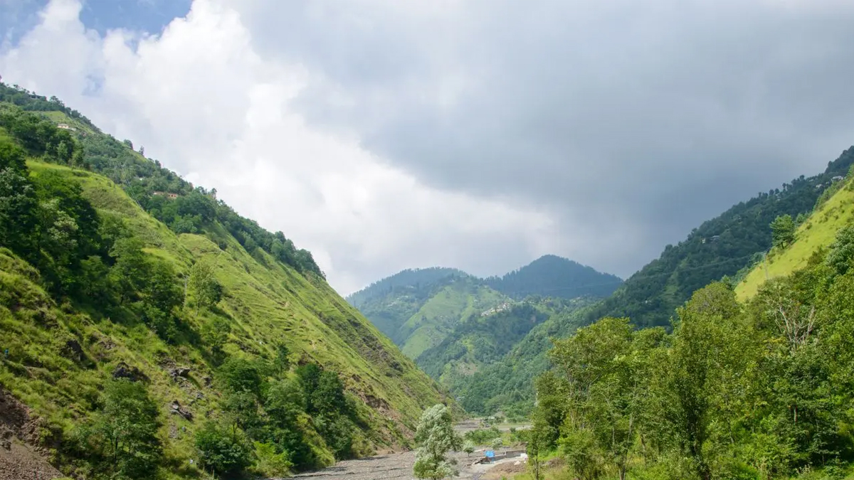 শেষ মুহূর্তে হামলার শঙ্কায় জম্মু কাশ্মির সীমান্তে বাঙ্কার বানানোর হিড়িক