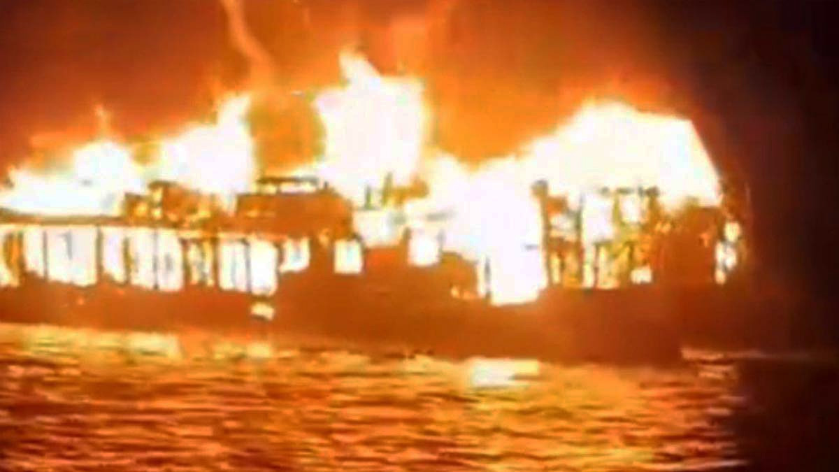 টাঙ্গুয়ার হাওরে পর্যটকবাহী নৌকায় ভয়াবহ আগুন, সম্ভাব্য কারণ