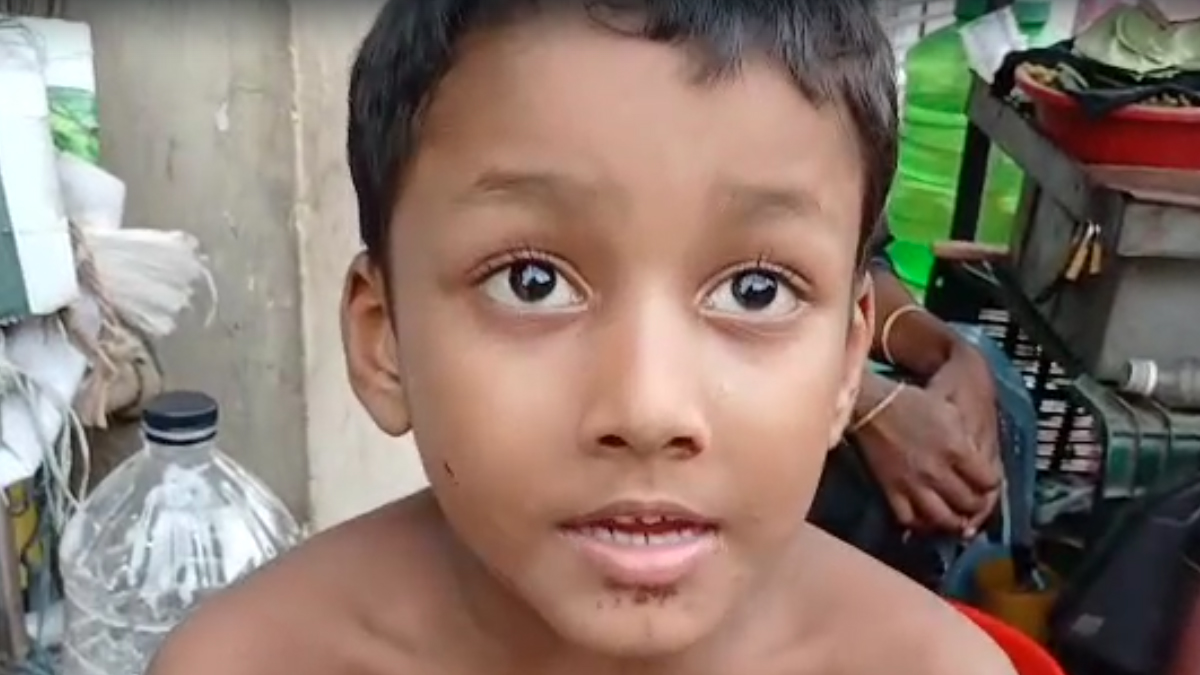 অবুঝ শিশুটি ফিরে যেতে চায় বাবা-মায়ের কাছে