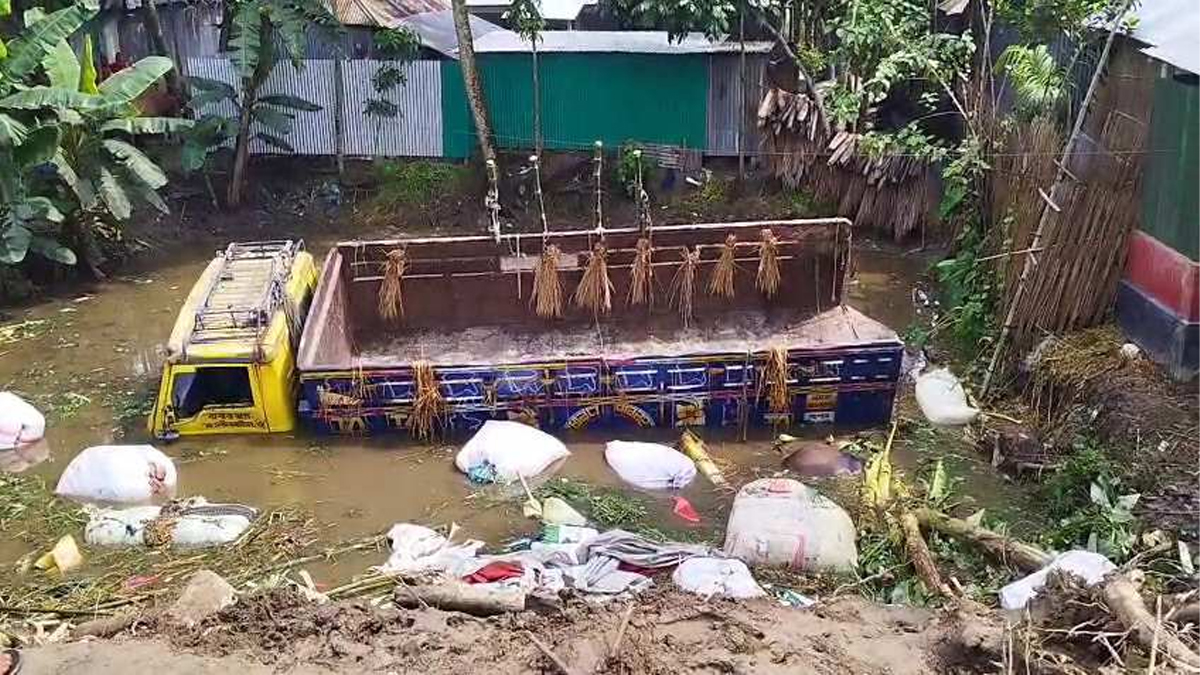 রাজবাড়ীতে পশুবাহী ট্রাক উল্টে ২ ব্যবসায়ী নিহত
