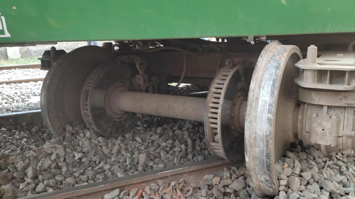 রাজশাহীতে বনলতা এক্সপ্রেসের বগি লাইনচ্যুত