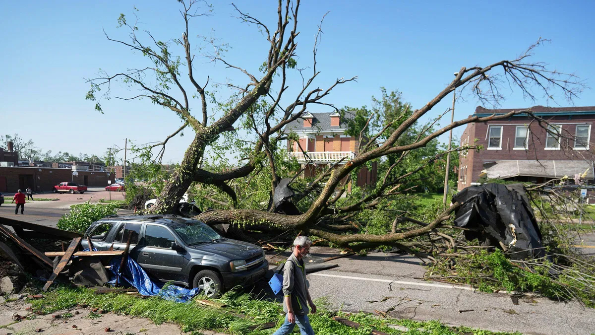 শক্তিশালী টর্নেডোর তাণ্ডবে যুক্তরাষ্ট্রে প্রাণহানি ২৫