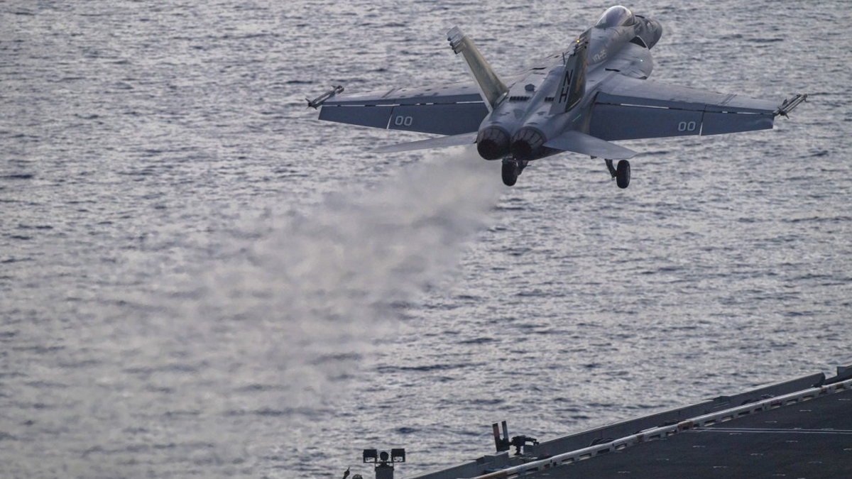 আরব সাগরে যুক্তরাষ্ট্রের বিমানবাহী রণতরীতে হামলা