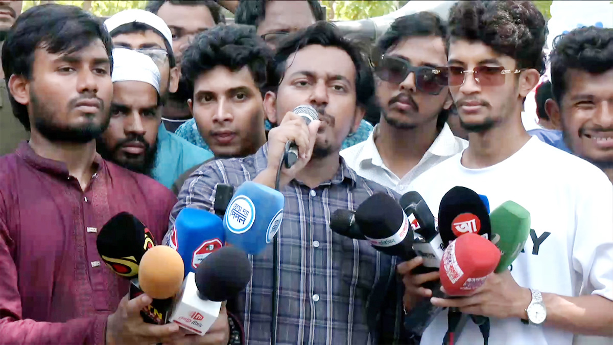 অন্তর্বর্তী সরকারকে নিয়ে ষড়যন্ত্র হচ্ছে: আরিফ সোহেল