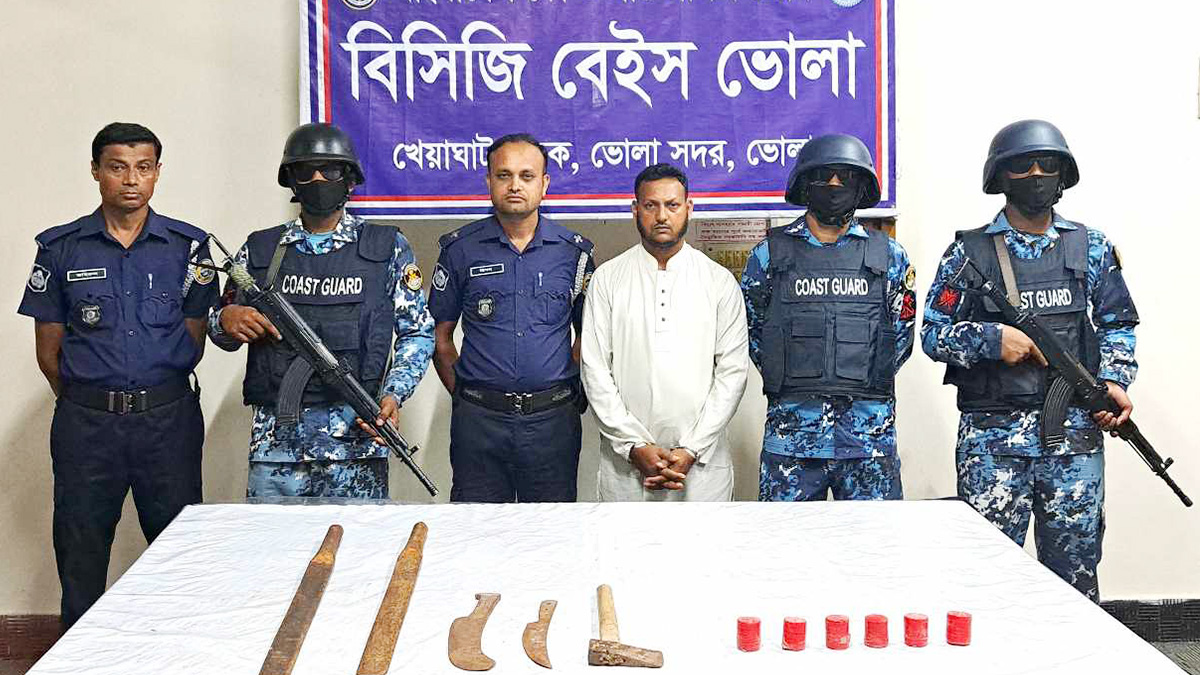ভোলায় বোমা ও দেশীয় অস্ত্রসহ আওয়ামী লীগ নেতা আটক