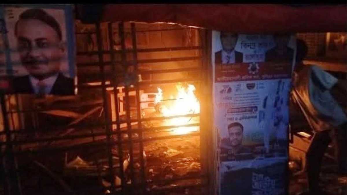 কুমিল্লায় পদবঞ্চিত ছাত্রদল নেতাদের বিক্ষোভ, দলীয় কার্যালয়ে আগুন