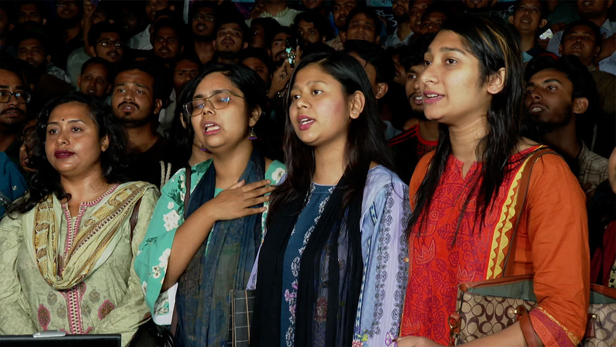 রাজু ভাস্কর্যে সমবেত কণ্ঠে জাতীয় সংগীত পরিবেশন