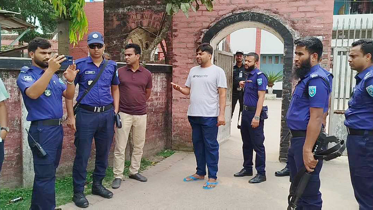 জামিনে মুক্তির পর জেলগেট থেকে পুনরায় গ্রেফতার আওয়ামী লীগ নেতা