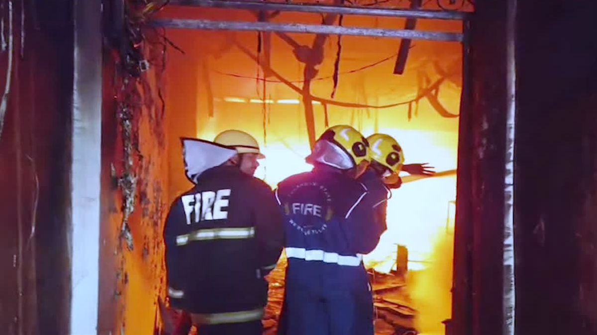 ভারতের হায়দরাবাদে ভয়াবহ অগ্নিকাণ্ডে নিহত ১৭