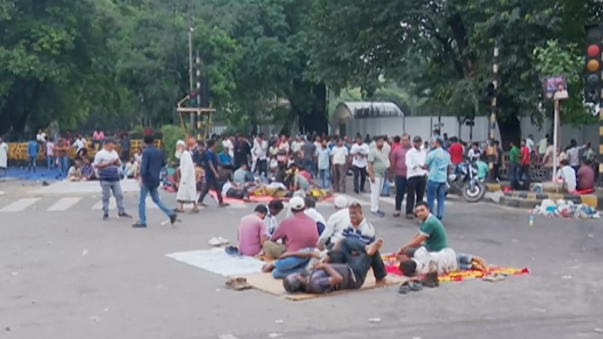 যমুনার সামনে হেয়ার রোডে অবস্থান কর্মসূচি অব্যাহত ইশরাক সমর্থকদের