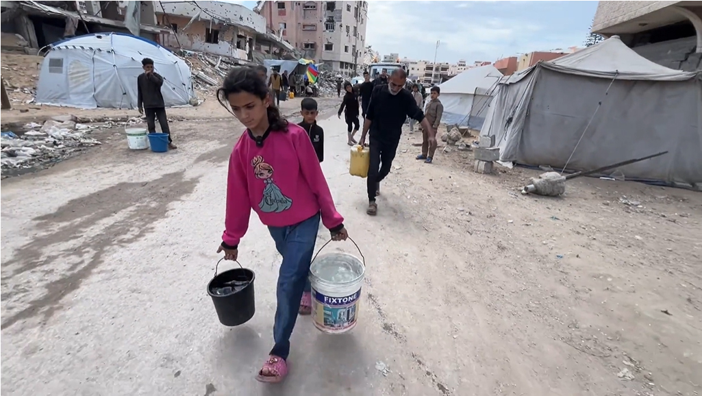 গাজায় অসুস্থ বাবা-মায়ের জীবন বাঁচাতে একটু পানির জন্য ঘুরে ফিরছে জানা মোহাম্মদ