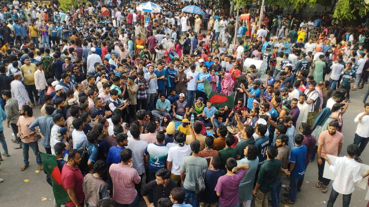 জবি শিক্ষক-শিক্ষার্থীদের গণঅনশন শুরু