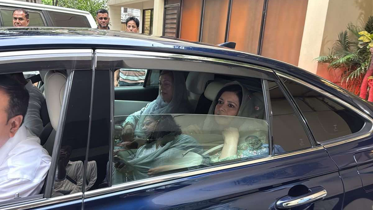 মাকে দেখতে হাসপাতালে গেলেন ডা. জুবাইদা রহমান