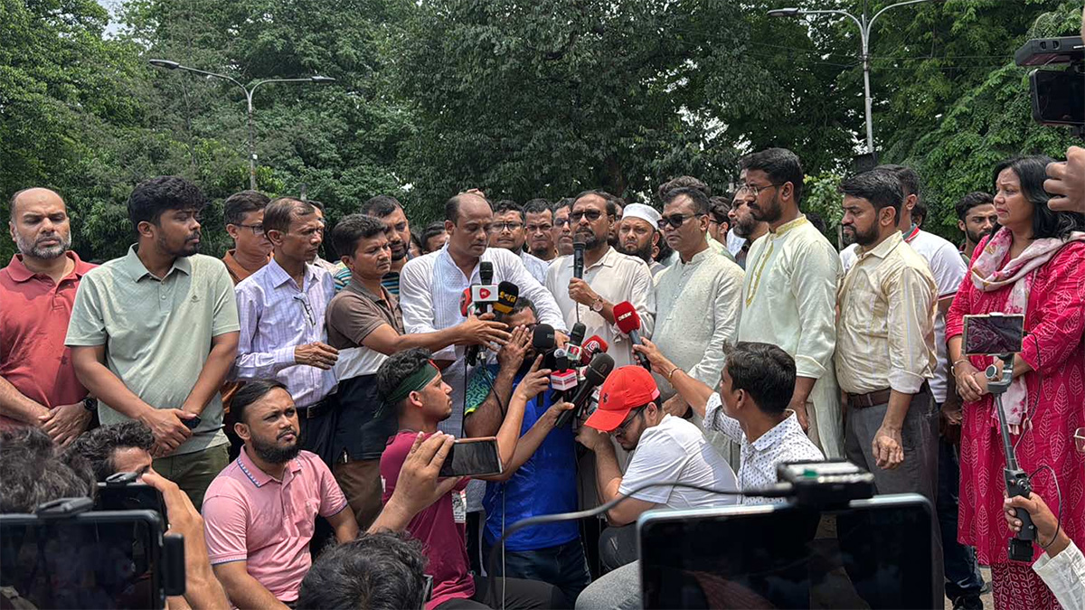 কাকরাইলে জবি শিক্ষার্থীদের অবস্থান, জুমার পর গণঅনশন