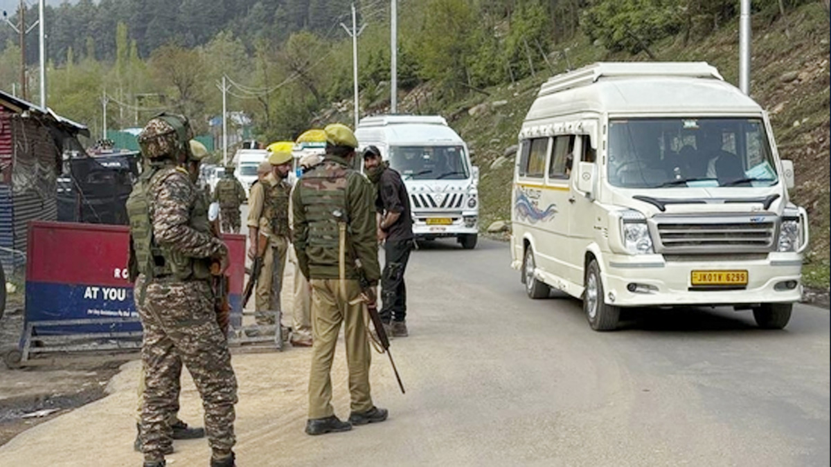 কাশ্মিরে ভারতীয় সেনাবাহিনীর গাড়ি খাদে পড়ে তিন সেনা নিহত