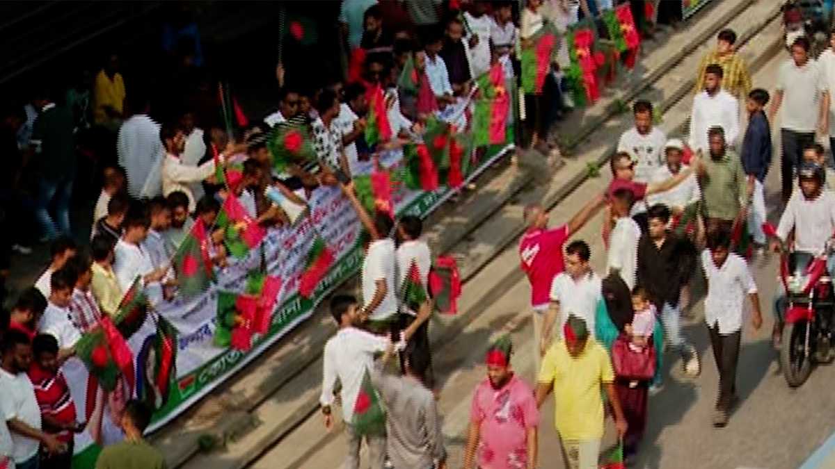 খালেদা জিয়াকে অভ্যর্থনা জানাতে নেতাকর্মীদের ঢল