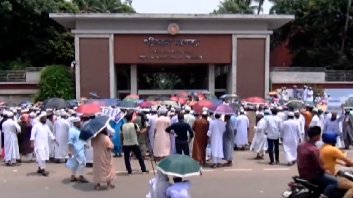 ৫ মাসের বকেয়া ও বেতন বৃদ্ধির দাবিতে পরিকল্পনা কমিশন ঘেরাও