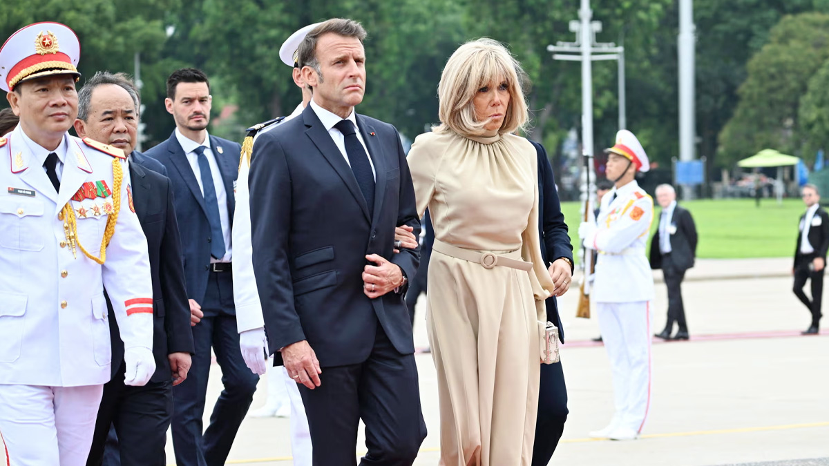 স্ত্রীর হাতে চড় খাওয়ার দৃশ্যের ব্যাখ্যা দিলেন ফরাসি প্রেসিডেন্ট