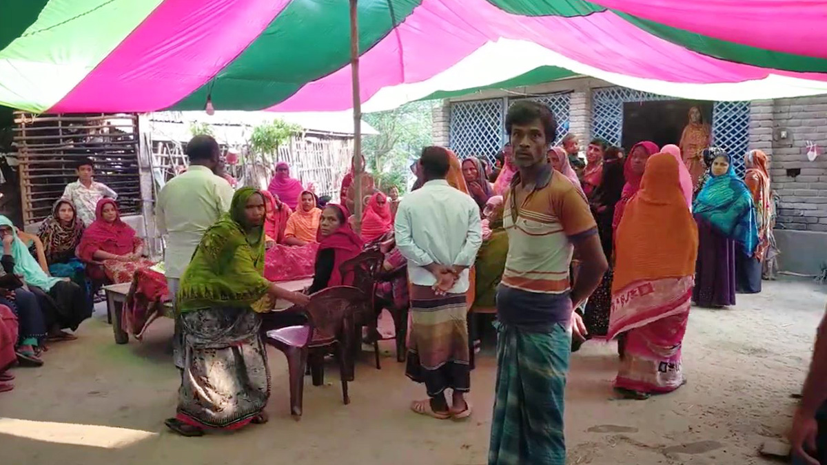 মেহেরপুর-কুষ্টিয়া আঞ্চলিক মহাসড়কে ট্রাক-মাইক্রোবাস সংঘর্ষ, নিহত ৩