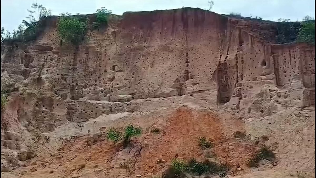 চট্টগ্রামে পাহাড় ধসে দুই শিশুর মৃত্যু
