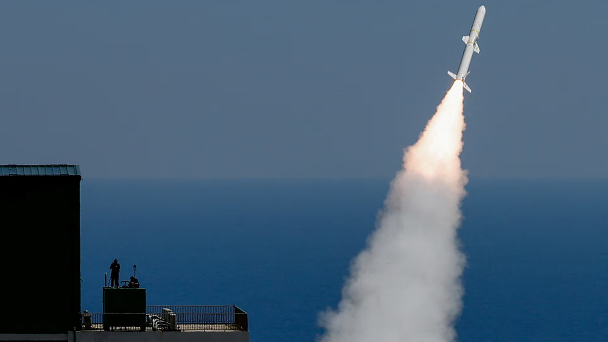 মিলিটারি বেসে ‘ল্যান্ড সোর্ড-২’ মিসাইল পরীক্ষা করেছে তাইওয়ান