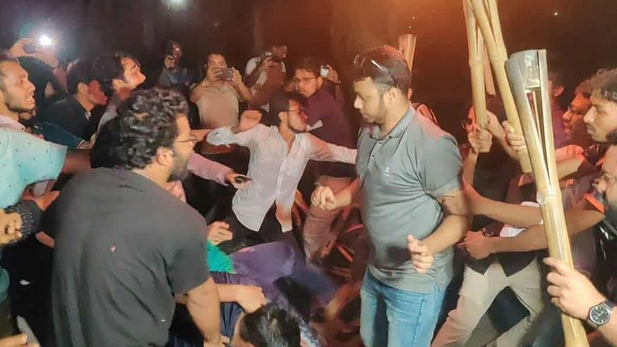 রাবিতে বামপন্থী ও শাহবাগ বিরোধীদের সংঘর্ষ, আহত ৩