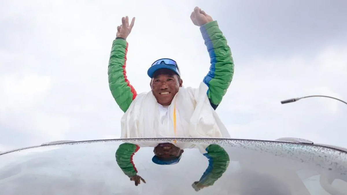 ৩১ বার এভারেস্টে আরোহণ করে নিজেই নিজের রেকর্ড ভাঙলেন নেপালি শেরপা