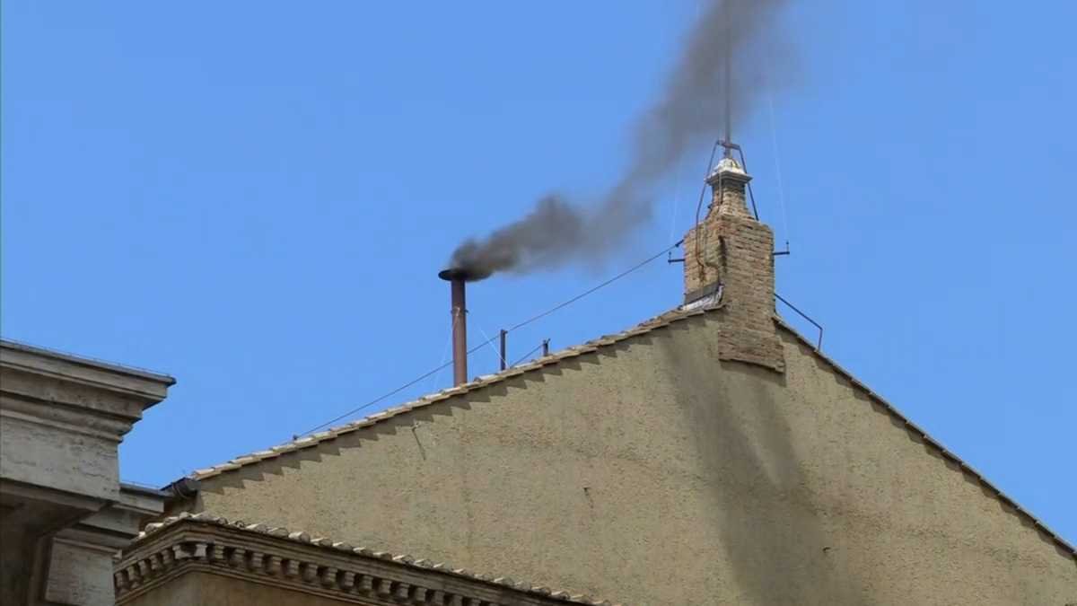 পোপ নির্বাচন: কার্ডিনালদের দ্বিধায় দ্বিতীয় দিনেও চিমনিতে কালো ধোঁয়া