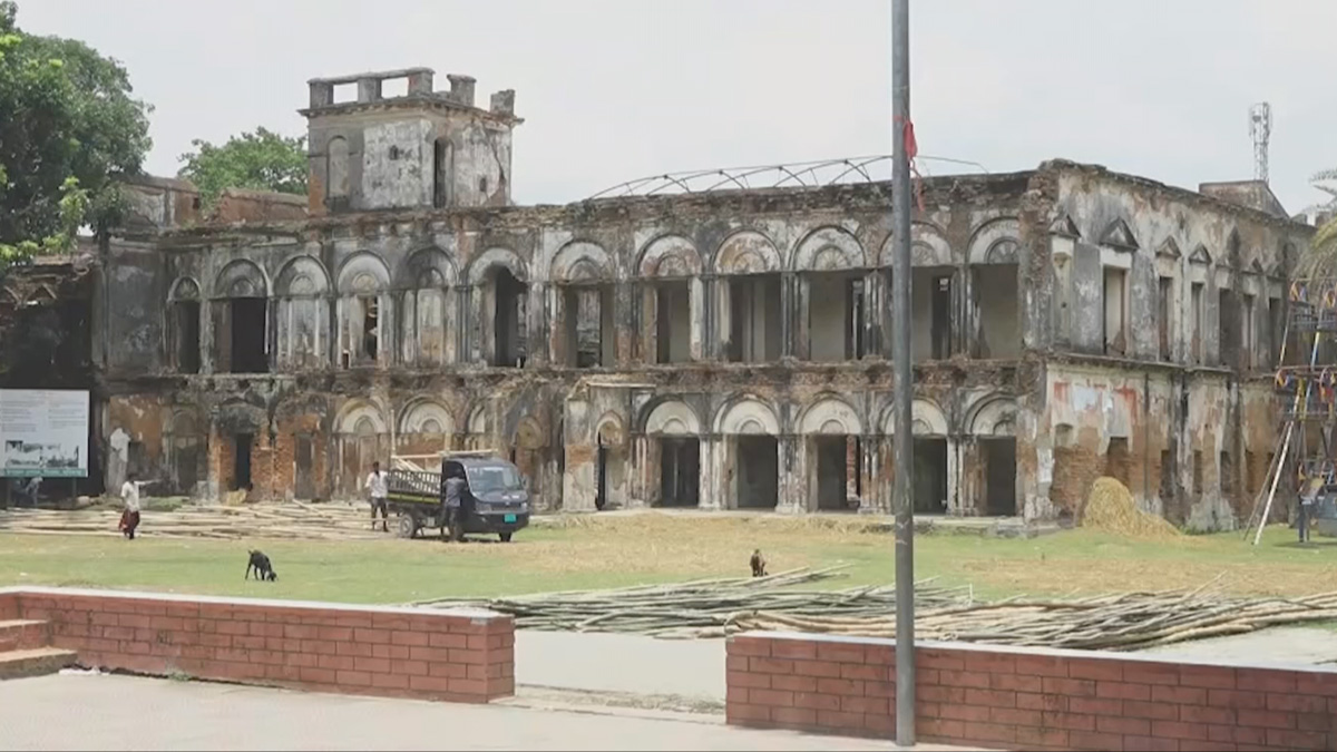 ধ্বংসের পথে কাজী নজরুল-প্রমিলার স্মৃতি বিজরিত তেওতা জমিদার বাড়ি