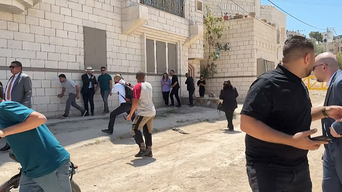 পশ্চিম তীরে বিদেশি কূটনীতিকদের লক্ষ্য করে ইসরায়েলি বাহিনীর গুলি