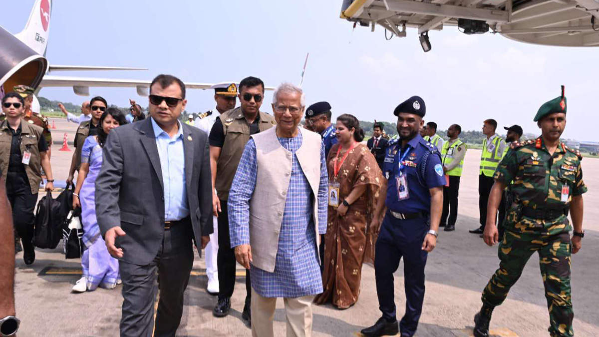 সরকার প্রধান হিসেবে প্রথমবার নিজ জেলা চট্টগ্রামে পৌঁছেছেন ড. ইউনূস