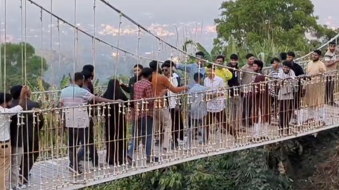 ঈদের ছুটিতে পর্যটকদের পদচারণায় মুখর পাহাড়-সাগর-পার্ক