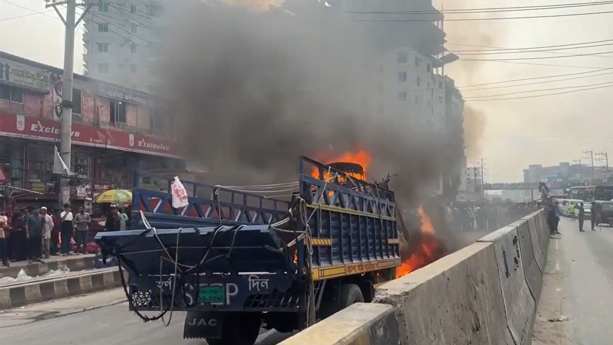 ঢাকা-টাঙ্গাইল মহাসড়কে চলন্ত ট্রাকে আগুন, দীর্ঘ যানজট