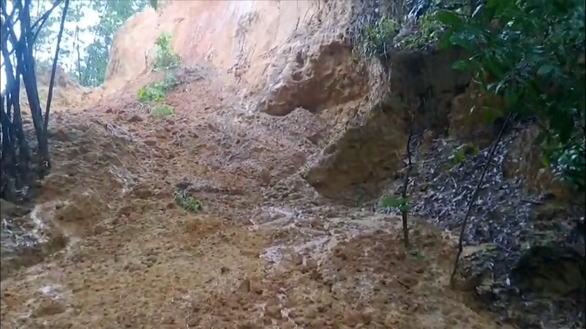 কক্সবাজারে পাহাড় কাটতে গিয়ে মাটিচাপা পড়ে যুবকের মৃত্যু