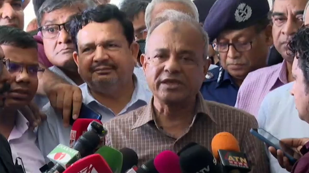 ঈদ যাত্রায় বাস মালিকরা সরকার নির্ধারিত ভাড়ার বাইরে নেবে না: স্বরাষ্ট্র উপদেষ্টা