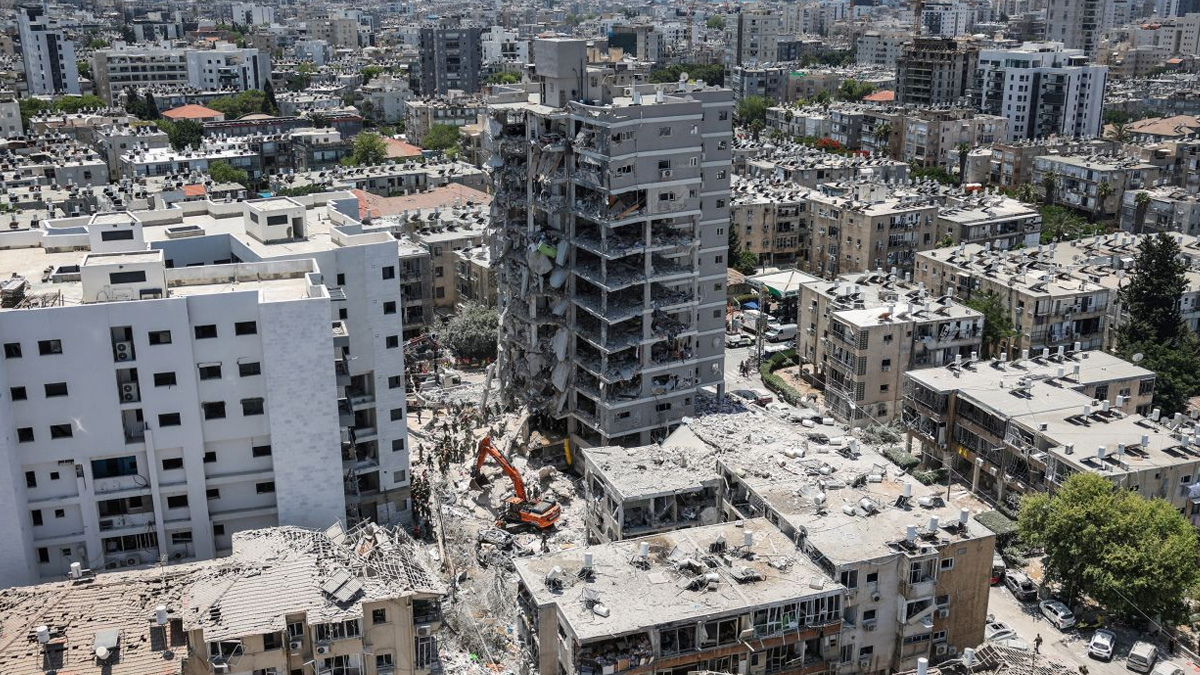 ইরানের হামলায় ইসরায়েলে প্রাণহানি বেড়ে ১৪