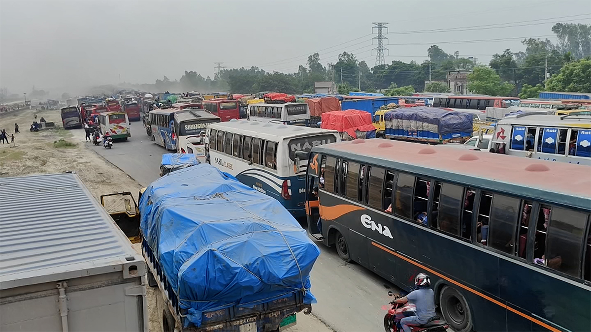 তীব্র যানজটে ঘরে ফেরা মানুষের ভোগান্তি