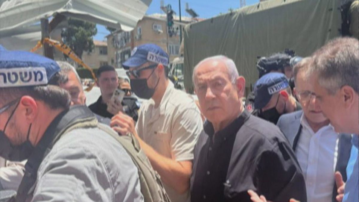 ইরানি হামলায় বিধ্বস্ত এলাকা পরিদর্শনে গিয়ে কড়া হুঁশিয়ারি নেতানিয়াহুর