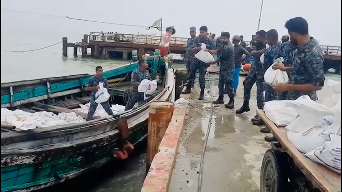 সেন্টমার্টিনে বাংলাদেশ নৌবাহিনীর ত্রাণ ও চিকিৎসা সহায়তা প্রদান