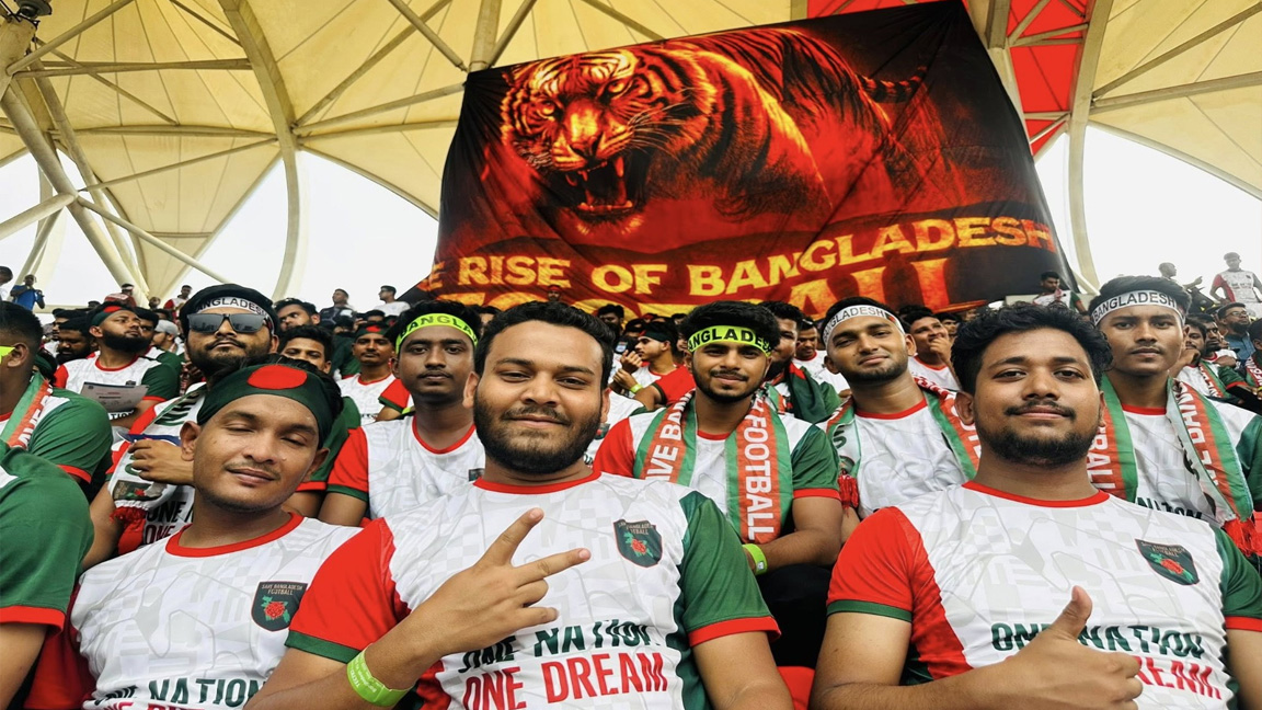 উৎসব-আমেজে হামজাদের ম্যাচ শুরু, দর্শকের ঢল