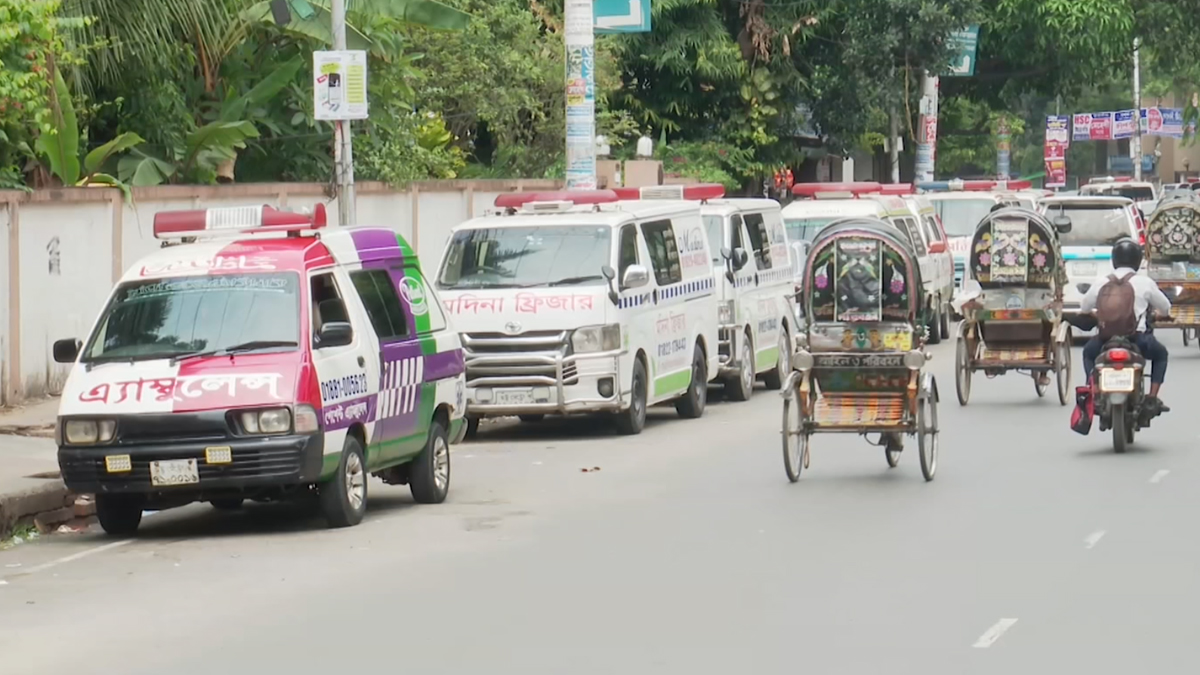 ‘অ্যাম্বুলেন্স সিন্ডিকেটে’ জিম্মি হাসপাতালের রোগী ও স্বজনরা, দেখার কেউ নেই