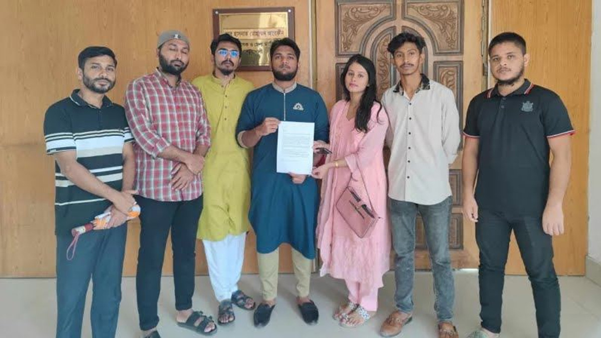 বাউফলের ইউএনওকে অপসারনের দাবিতে ডিসিকে স্মারকলিপি