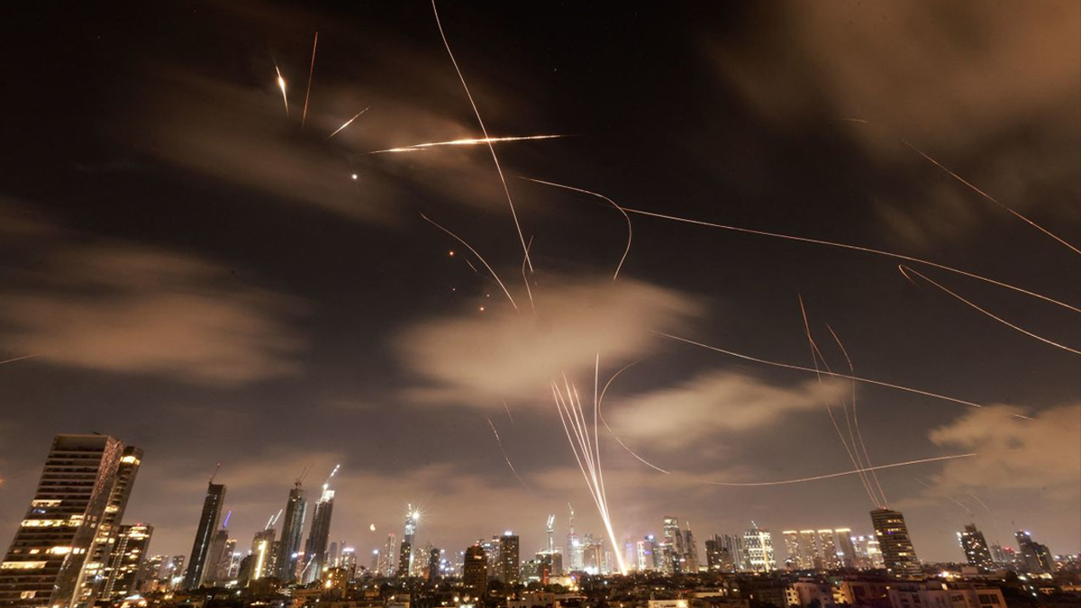 শুক্রবার থেকে ইসরায়েলের দিকে ৪০০টিরও বেশি ক্ষেপণাস্ত্র নিক্ষেপ করেছে ইরান
