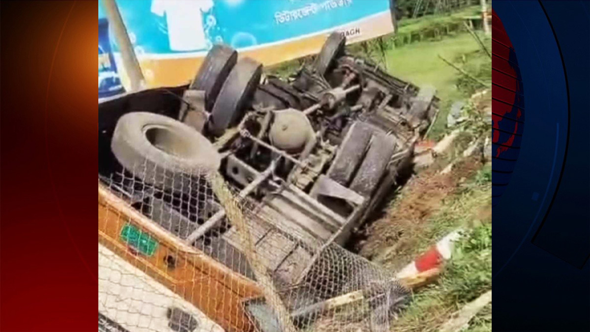 কক্সবাজারে বাস-কাভার্ড ভ্যানের মুখোমুখি সংঘর্ষ, নিহত ৩