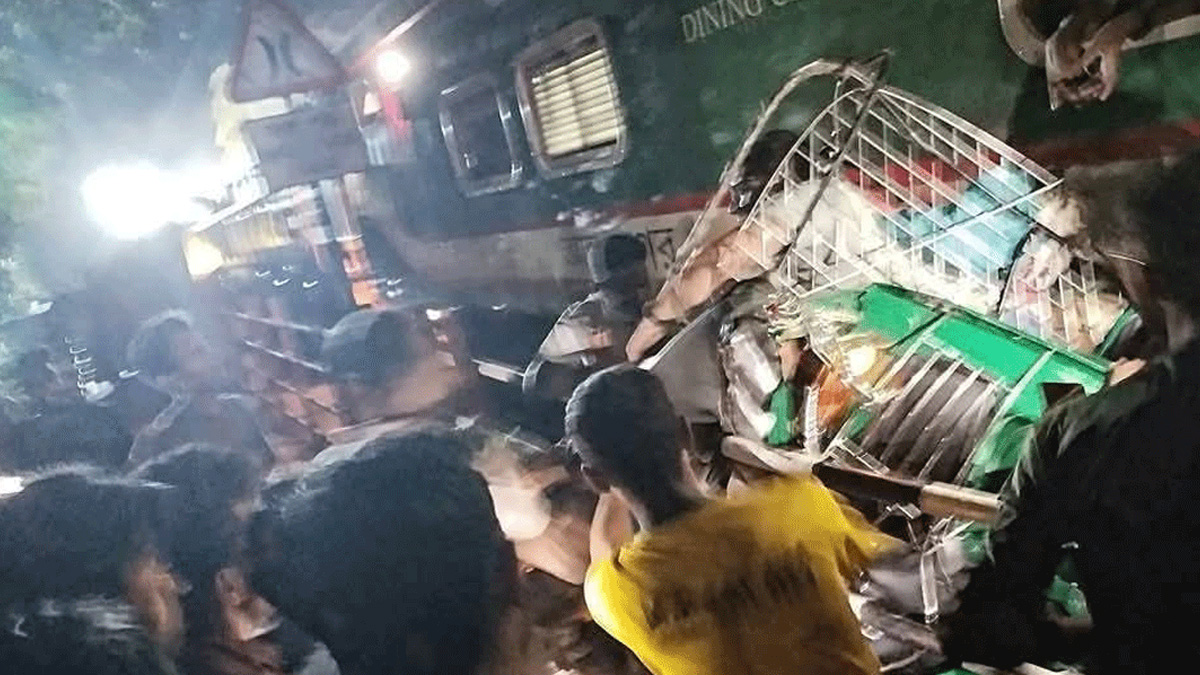 চট্টগ্রামে ট্রেনের ধাক্কায় দুমড়ে মুচড়ে গেলো কয়েকটি গাড়ি, নিহত ৩